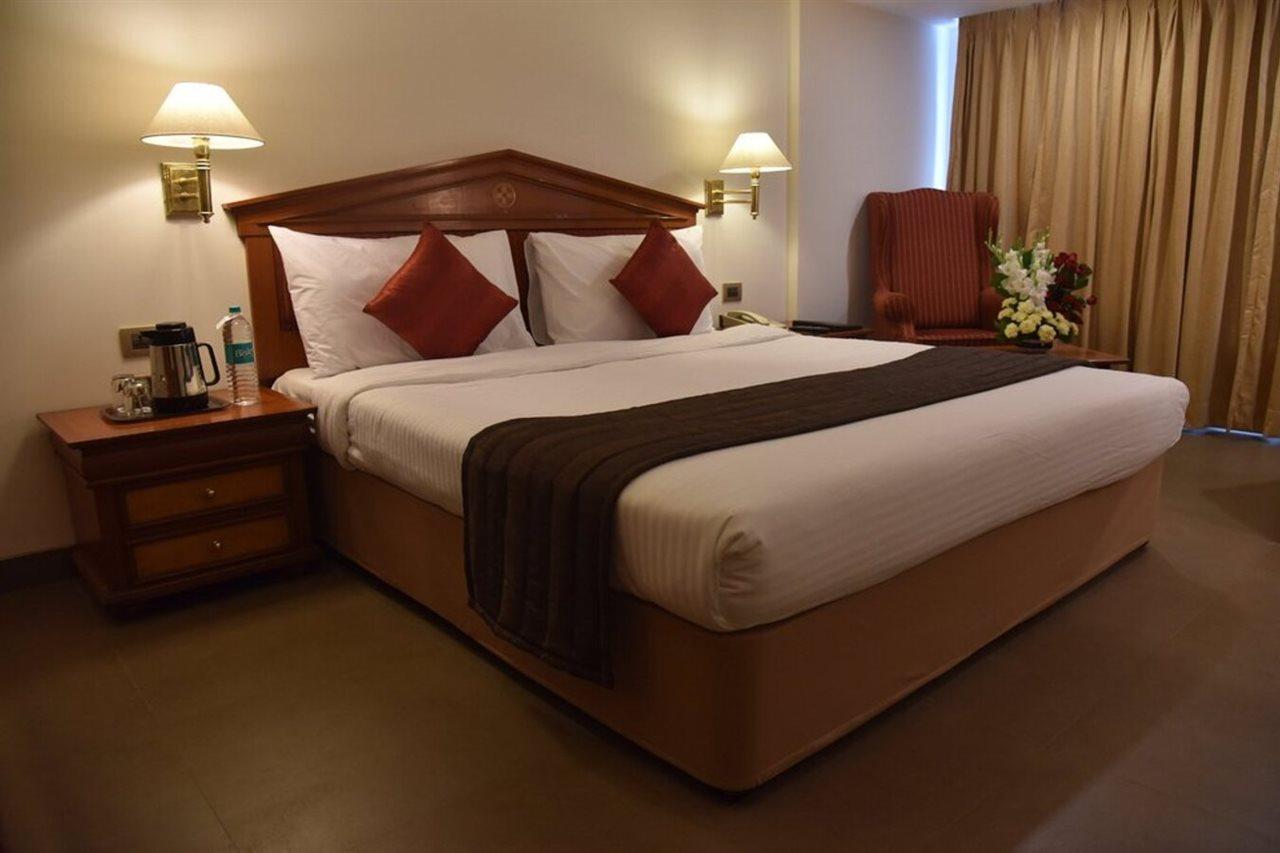 Hotel Sagar Plaza City Centre Pune Esterno foto
