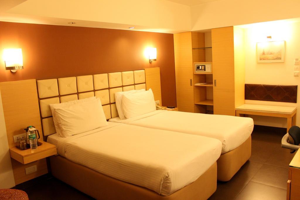Hotel Sagar Plaza City Centre Pune Esterno foto