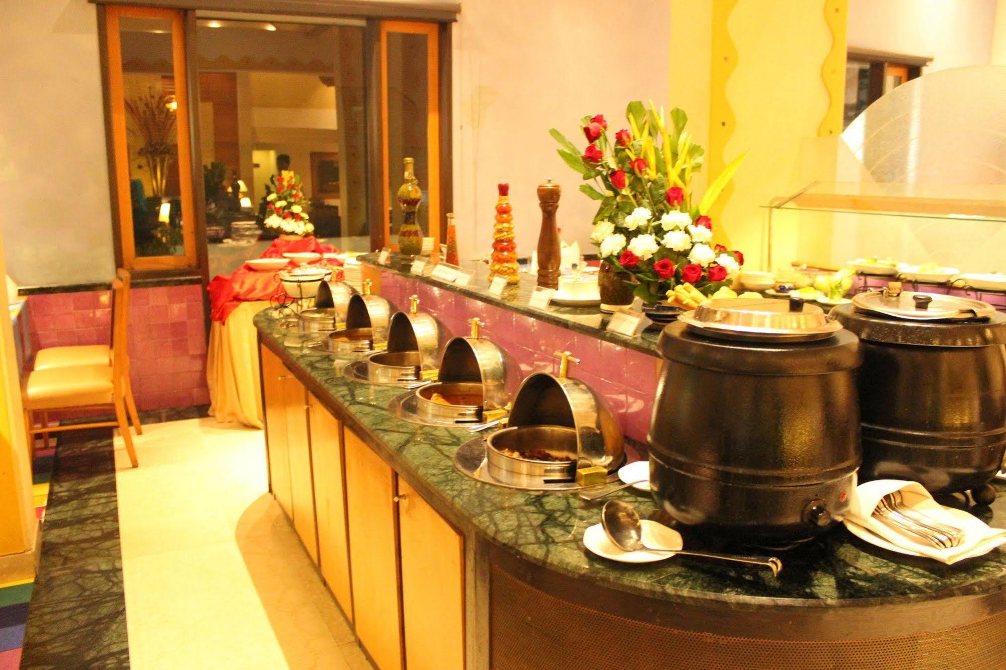 Hotel Sagar Plaza City Centre Pune Esterno foto
